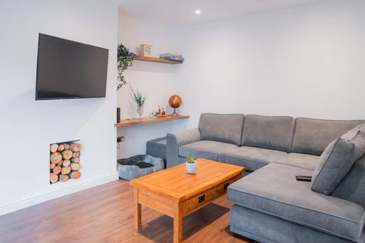 Tu Casa , A Beautiful & Peaceful 4 Bedroom House With Garden, Bbq Area , Ev & Parking * Brighton